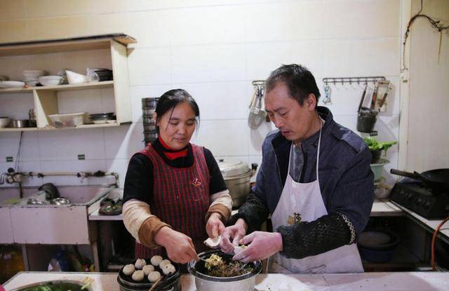 Hai vợ chồng đều bị chẩn đoán ung thư tuyến giáp, bác sĩ cảnh báo: Đồ vật này trong nhà là nguyên nhân - 1