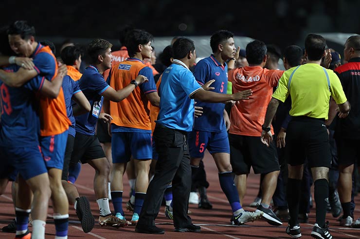 Hỗn chiến U22 Thái Lan và U22 Indonesia &#34;đấu võ&#34;, trọng tài rút &#34;mưa&#34; thẻ đỏ - 13