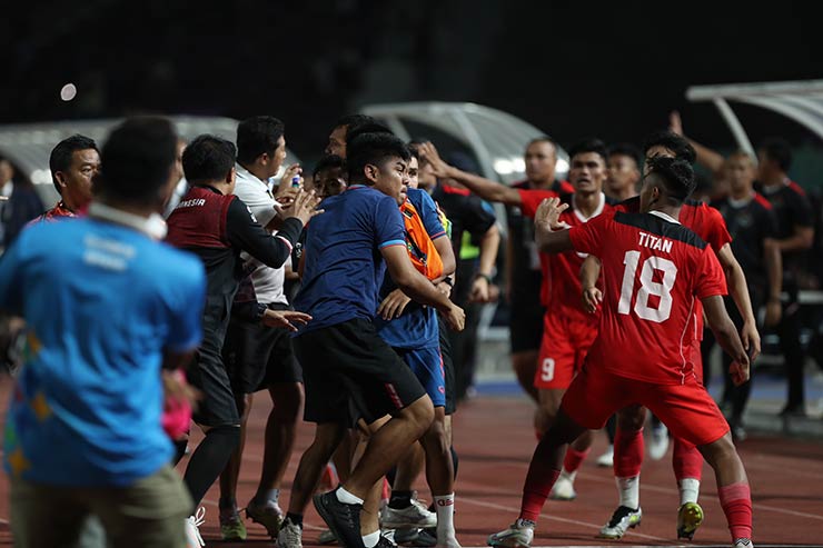 Hỗn chiến U22 Thái Lan và U22 Indonesia &#34;đấu võ&#34;, trọng tài rút &#34;mưa&#34; thẻ đỏ - 15