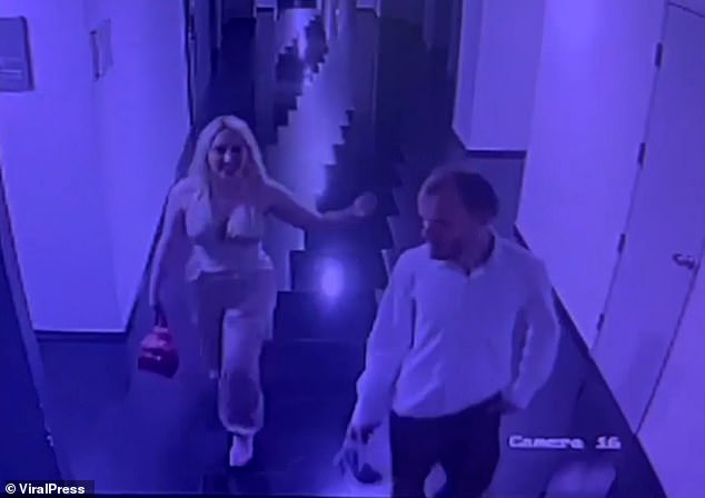 Camera an ninh quay lại cảnh nữ người mẫu Ukraine vui vẻ trò chuyện cùng bạn trai ở hành lang vào ngày 12/5.