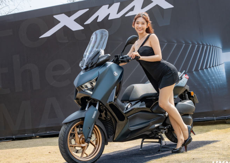 7. Yamaha XMAX 300 với thiết kế đậm chất xe ga thể thao, đèn chiếu sáng LED hình chữ X, cốp đựng đồ rộng rãi. Xe có hệ thống kiểm soát bám đường, chìa khóa thông minh, màn hình TFT với kết nối Bluetooth, kính chắn gió chỉnh điện. Sức mạnh xe đến từ loại động cơ 4 thì, dung tích 292cc, làm mát bằng chất lỏng, đơn xi lanh, đạt công suất tối đa 27,6 mã lực và đạt tiêu chuẩn khí thải Euro 5.&nbsp;