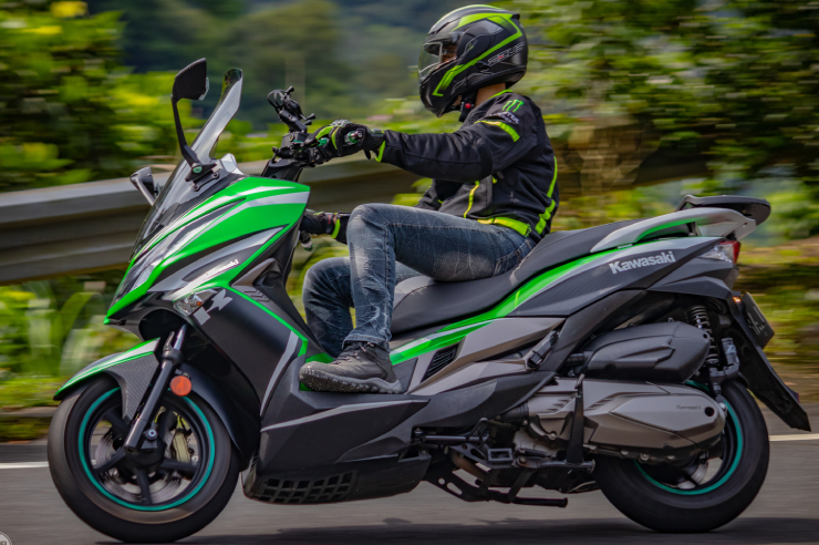 8. Kawasaki J300 là sản phẩm có sự kết hợp nhất định giữa Kymco và Kawasaki. Mẫu xe này trang bị động cơ 299cc, có thiết kế nhiều nét giống với dòng mô tô Ninja. Xe vận hành mạnh mẽ, đem tới hành trình thoải mái cho người dùng.&nbsp;