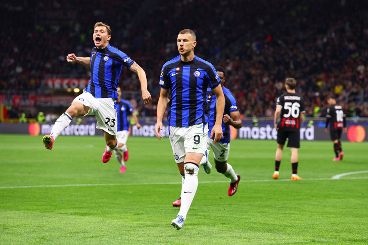 Edin Dzeko ghi bàn mở tỷ số sớm trong chiến thắng 2-0 của Inter Milan trước AC Milan trên sân San Siro ở trận bán kết lượt đi Champions League mùa này hôm 11/5