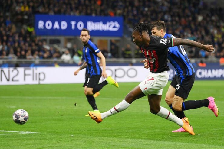 Cú sút từ cánh trái của Rafael Leao đã không thể chuyển hóa thành bàn thắng mở tỷ số cho AC Milan