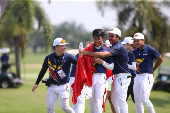 Khánh Hưng (khoác quốc kỳ) mang về tấm HCV lịch sử Golf Việt Nam tại SEA Games.
