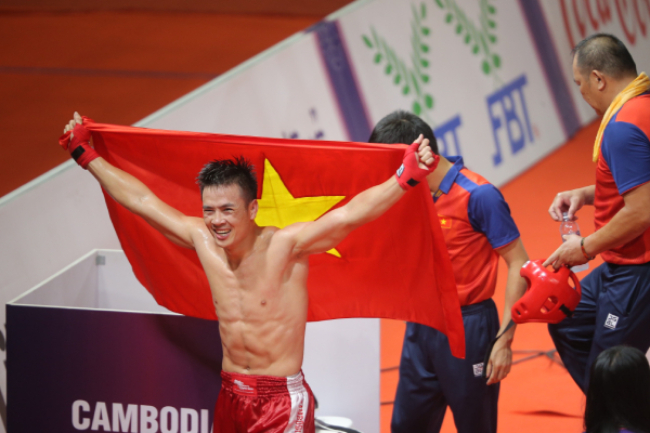 Nguyễn Hoàng "chốt sổ" HCV cho đoàn Việt Nam tại SEA Games 32, võ sỹ này mang về HCV môn kickboxing hạng 67 kg nam, giành tấm HCV 136.
