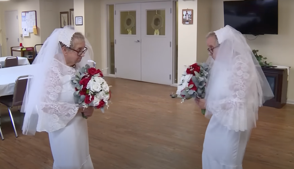 Người phụ nữ 77 tuổi tự kết hôn với chính mình - 1