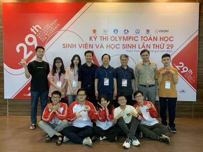 Thanh Nhàn (đứng thứ 3 từ trái sang hàng trên) chụp cùng đội tuyển Olympic Toán học.