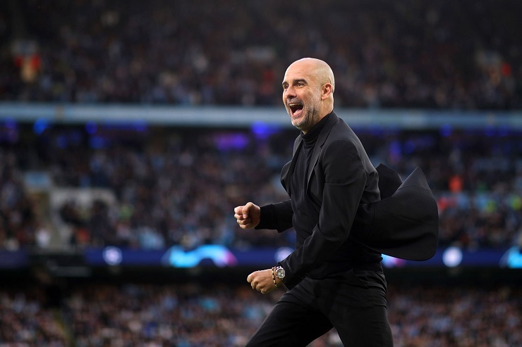 Bên ngoài sân, HLV Pep Guardiola nhảy lên ăn mừng sung sướng khi chứng kiến các học trò của ông tạo ra lợi thế trước&nbsp;Real Madrid