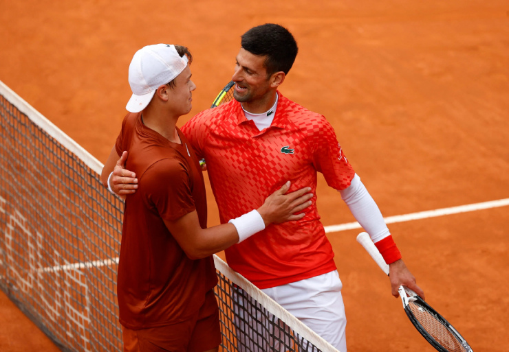 Djokovic (phải) lần thứ hai trở thành cựu vương ATP 1.000 vì thua Rune (trái), trước đó Nole thua tay vợt Đan Mạch ở chung kết Paris Masters 2022