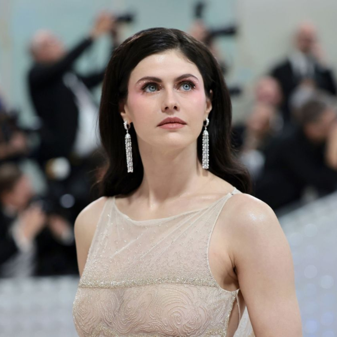 Alexandra Daddario tại Met Gala 2023.