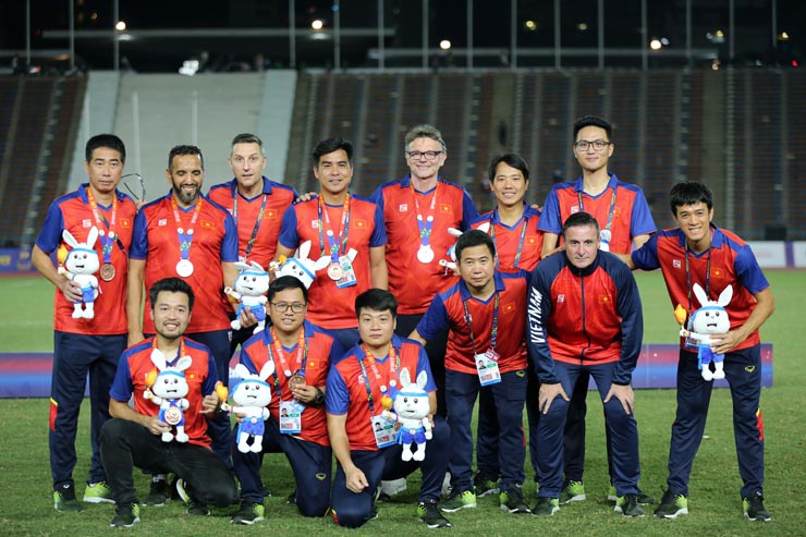 HLV Troussier và đội ngũ trợ lý&nbsp;giúp U22 Việt Nam đạt thành tích huy chương đồng SEA Games 32