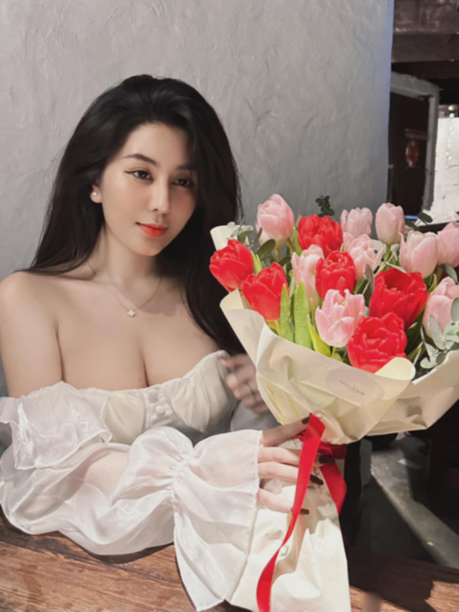 Cô nàng thường xuyên &#34;gây sốt&#34; với những bộ ảnh khoe dáng nóng bỏng, sexy trên mạng xã hội.&nbsp;
