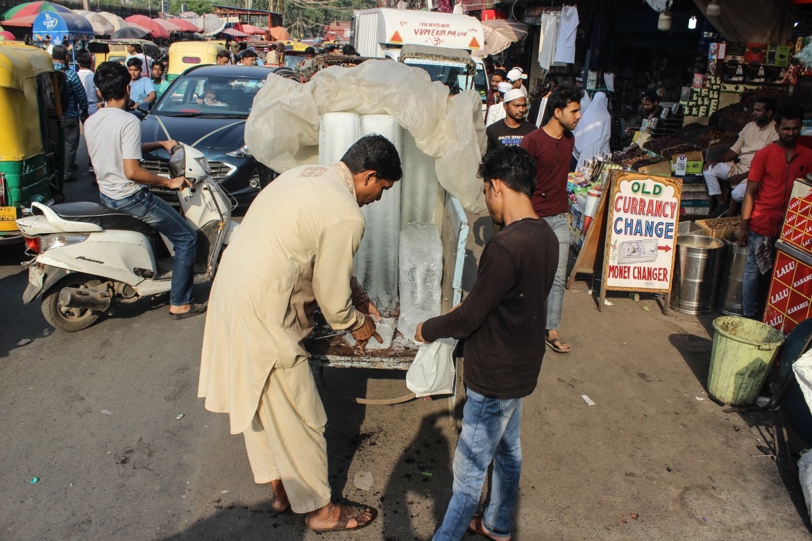   Người đàn ông bán đá lạnh trong một khu chợ ở Old Delhi. Anh phải bán thật nhanh trước khi khối đá lạnh tan chảy hết (ảnh: Aljazeera)  