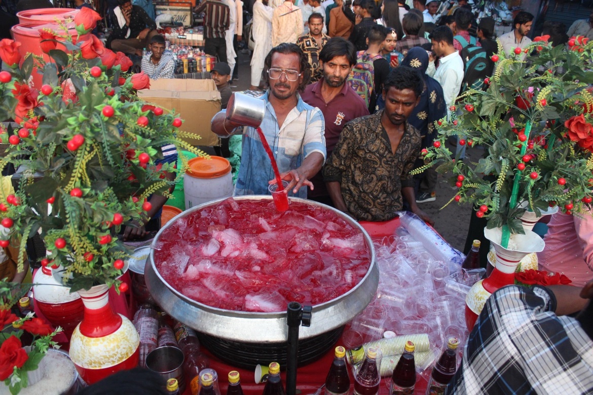   Một tiểu thương đang mời chào món sharbat ở New Delhi. Sharbat (nước ép trái cây kết hợp với đường, đá) là thức uống giải nhiệt truyền thống ở Ấn Độ (ảnh: Aljazeera)  