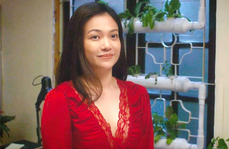 Mới đây, trong bộ phim "Gia đình mình vui bất thình lình", Phương (Kiều Anh thủ vai) khiến dân mạng thích thú khi "lột xác" trong phân cảnh mặc váy ngủ ren đỏ xẻ cổ chữ V.

