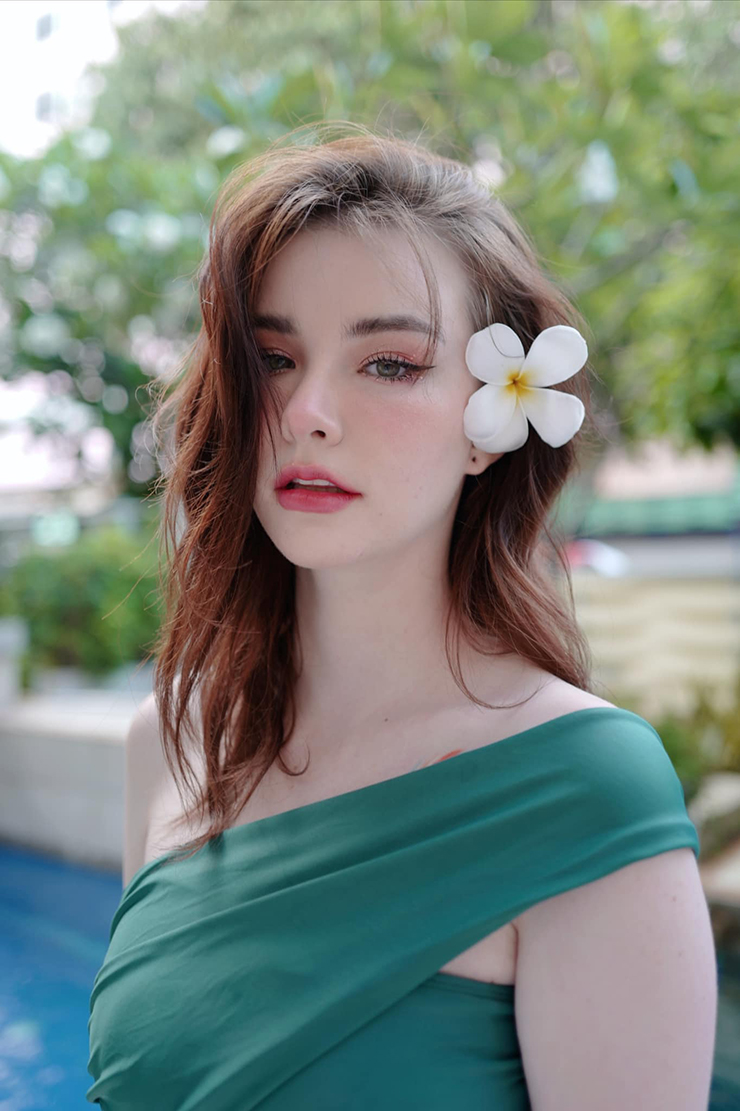 Jessie Vard trong bộ trang phục truyền thống của Thái Lan.
