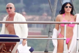Tỷ phú Jeff Bezos khoe cơ bắp cùng bạn gái ”nóng bỏng” trên siêu du thuyền