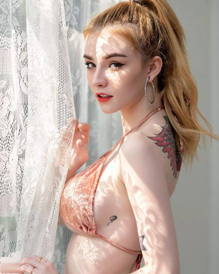 Hiện tại, trang Instagram của Jessie Vard có hơn 600.000 người theo dõi và có 1,5 triệu fan trên Facebook.
