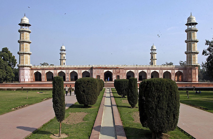 Lăng mộ Jahangir là lăng mộ được xây dựng cho Hoàng đế Mughal Jahangir, người trị vì từ năm 1605 đến 1627. Lăng mộ nổi tiếng này nằm ở Lahore, Pakistan trong một khu vườn có tường bao quanh cùng 4 ngọn tháp cao 30m. Nội thất được tô điểm bằng những bức bích họa và đá cẩm thạch màu.
