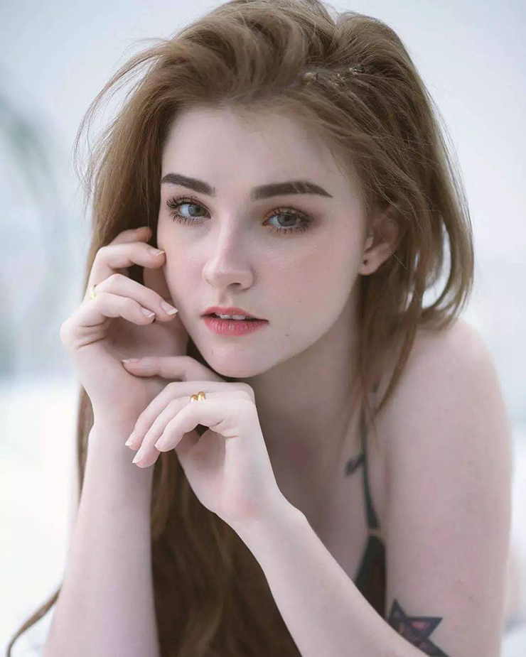 Mang vẻ đẹp trong veo, Jessie Vard, giống như một nàng tiên trong thế giới thực, đặc biệt khi hóa trang thành các nhân vật thần thoại.
