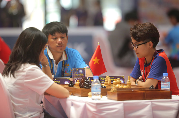 Tôn Nữ Hồng Ân (áo đỏ) 1 trong 2 kỳ thủ giành HCV cờ đôi nữ 60 phút cho cờ ốc Việt Nam tại SEA Games 32