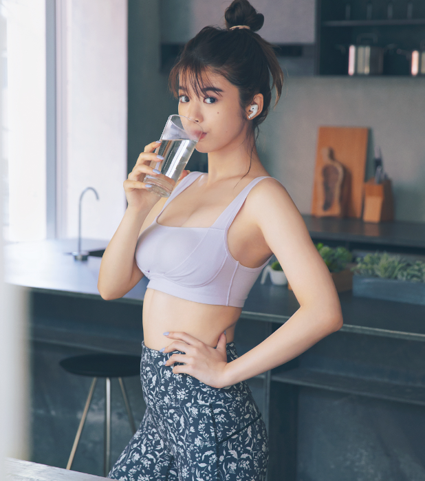 Uống nhiều nước trong ngày cũng là bí kíp giúp&nbsp;Fumika Baba sở hữu body đẹp.