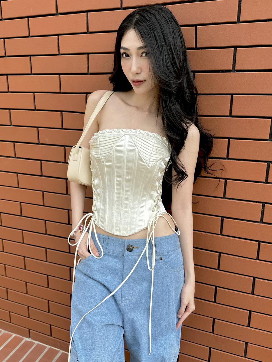 Khổng Tú Quỳnh mix quần cạp trễ với áo dáng corset màu trắng vừa thể hiện được sự thanh lịch vừa quyến rũ. Với thời trang ứng dụng, việc mặc gợi cảm quá mức là điều không cần thiết.&nbsp;