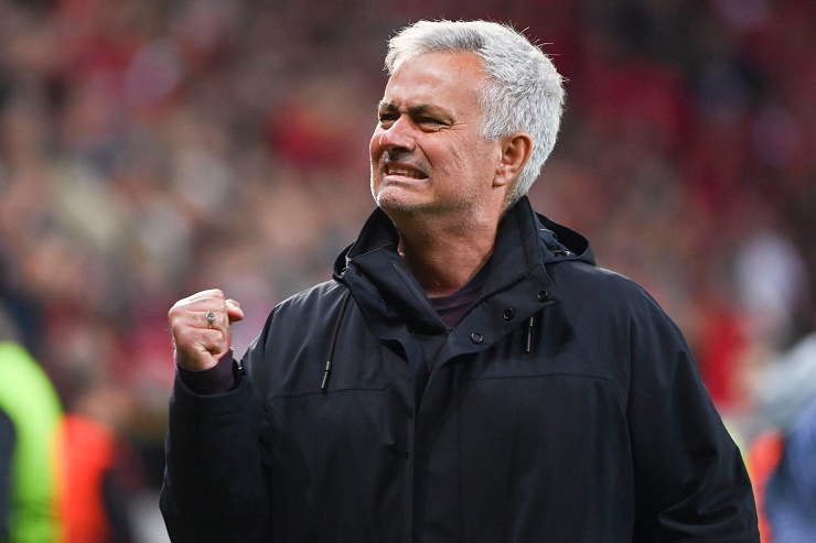 HLV Mourinho ăn mừng đầy cảm xúc