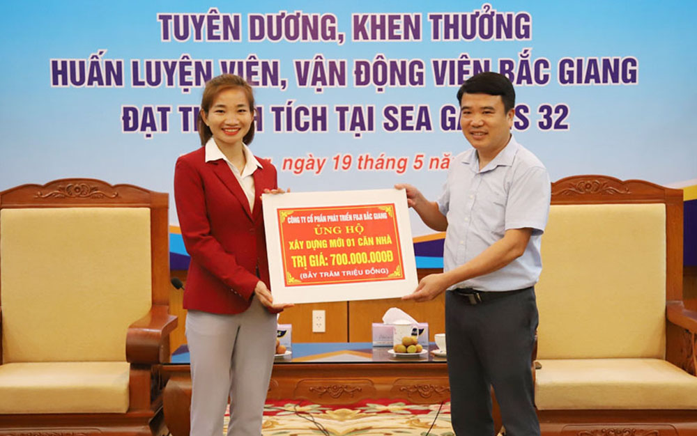 VĐV Nguyễn Thị Oanh được tặng thưởng 1 căn hộ trị giá 700 triệu đồng. Ảnh: Cổng thông tin điện tử tỉnh Bắc Giang