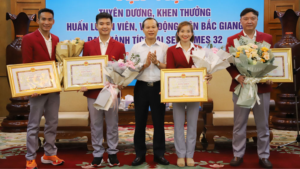 Phó Chủ tịch tỉnh Bắc Giang&nbsp;trao tặng Bằng khen cho các VĐV và HLV đoạt giải tại SEA Games 32. Ảnh: Cổng thông tin điện tử tỉnh Bắc Giang