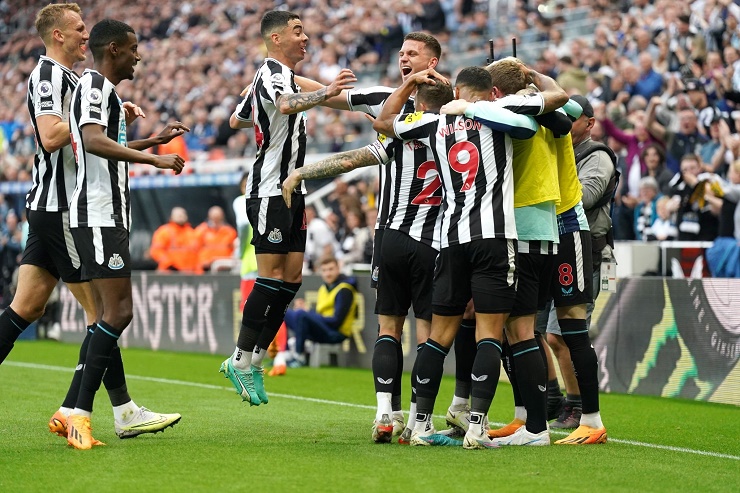 Newcastle có một trận đấu tưng bừng