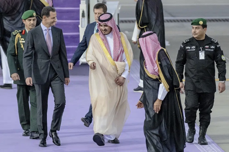 Hoàng tử&nbsp;Ả Rập Saudi Badr bin Sultan, phó thống đốc thành phố Mecca, đón ông Assad trên đường băng sân bay.