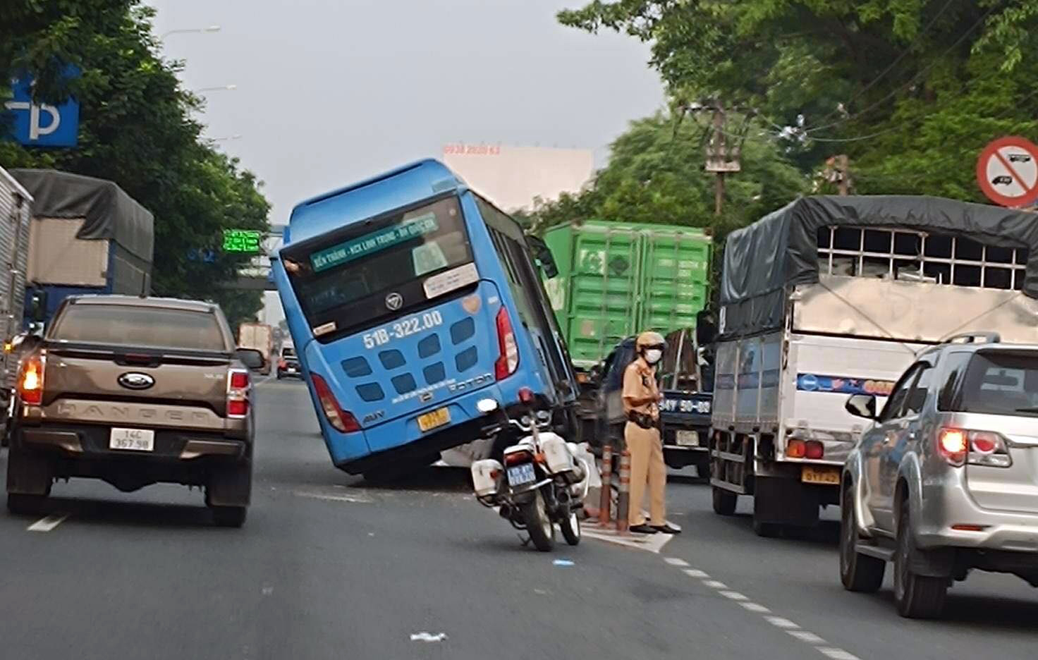 Xe buýt chênh vênh trên dải phân cách, hành khách khóc gào - 1