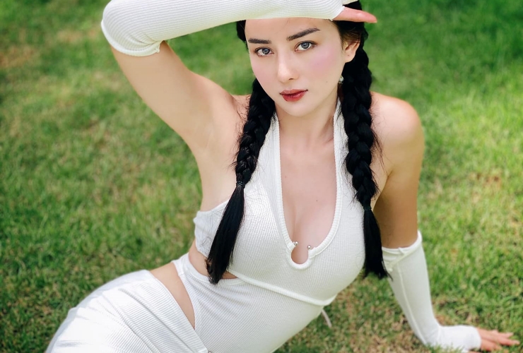 Angela Chu sinh năm 1991, là hot girl nổi tiếng trên mạng xã hội. Sau khi phẫu thuật thẩm mỹ, cô được gọi với biệt danh "Phạm Băng Băng Việt Nam".
