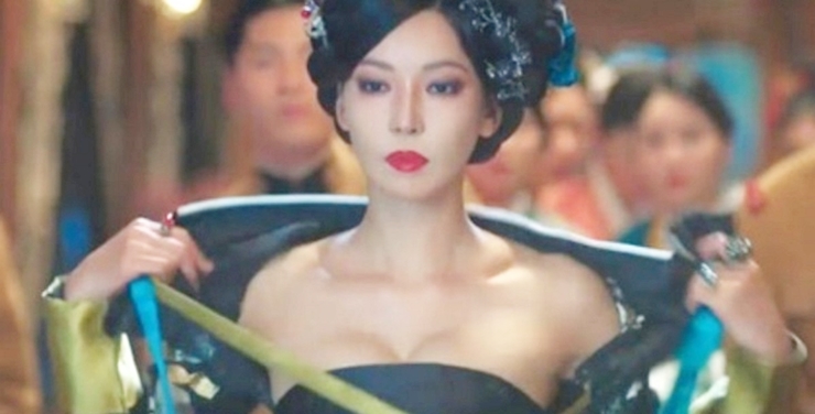 Cảnh phim Kim So Yeon cởi áo hanbok khoe vòng 1 gợi cảm trong Bạn trai tôi là hồ ly 2/Tale of the Nine Tailed 1938 (2023) gây chú ý.
