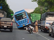 Tin tức trong ngày - Xe buýt chênh vênh trên dải phân cách, hành khách khóc gào