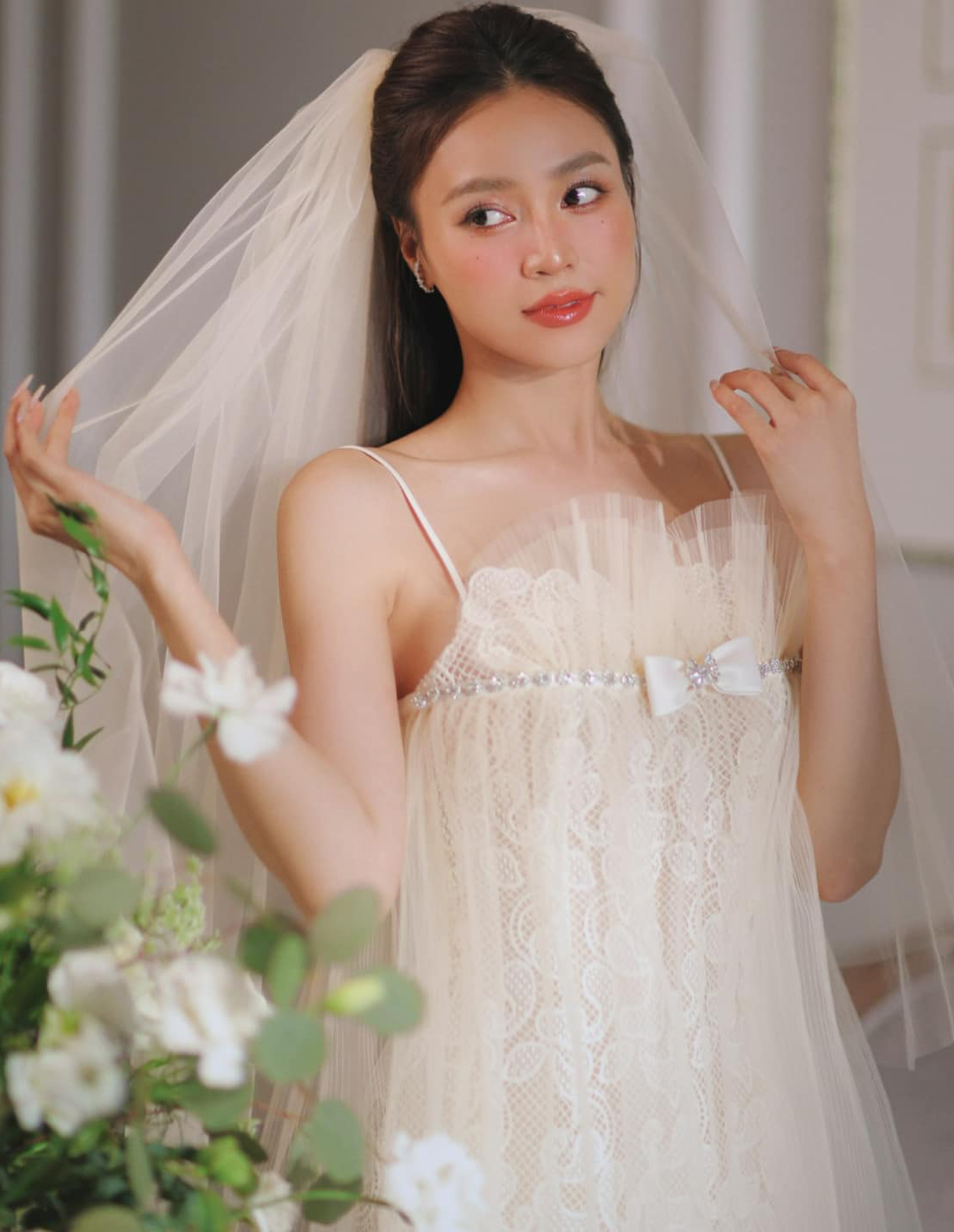 Những chiếc váy cưới trăm triệu gây sốc của sao Việt | Thời trang