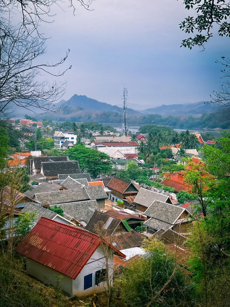 Leo núi Phousi tại Luang Prabang