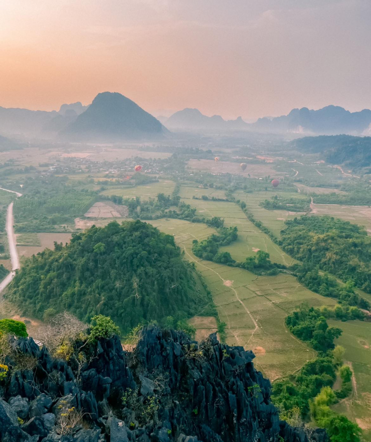 Đứng trên đỉnh núi Nam Xay, phóng tầm nhìn ra xa để thấy một Vang Viêng trải dài theo tầm mắt.