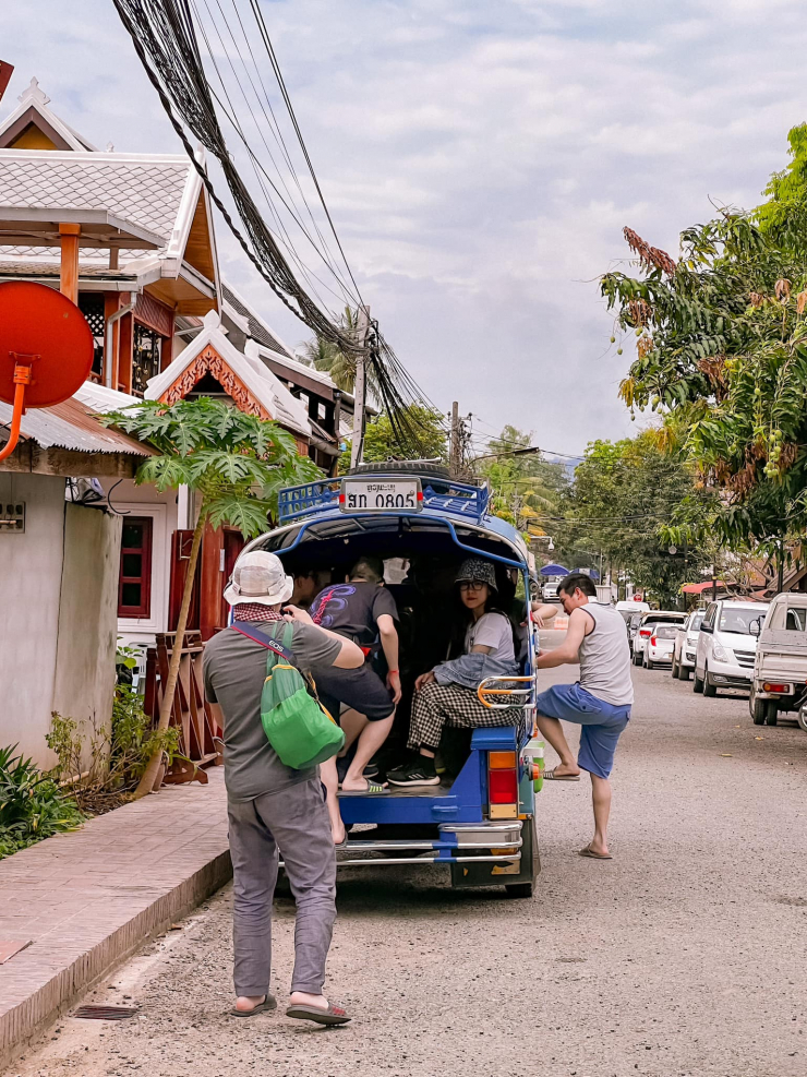 Trải nghiệm đi xe tuk tuk ở Lào