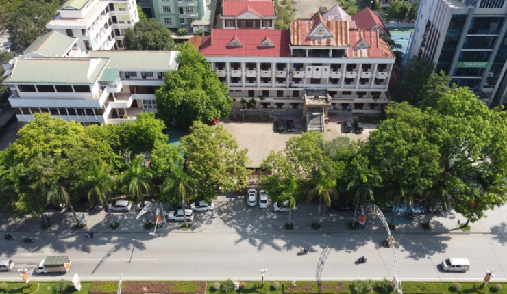 Gần đó, cũng nằm trên tuyến đại lộ Lê Lợi, trụ sở cũ của Bộ Chỉ huy quân sự tỉnh Thanh Hóa bỏ hoang từ năm 2017 sau khi cơ quan này di chuyển về đại lộ Hùng Vương, phường Đông Hải, TP Thanh Hóa.