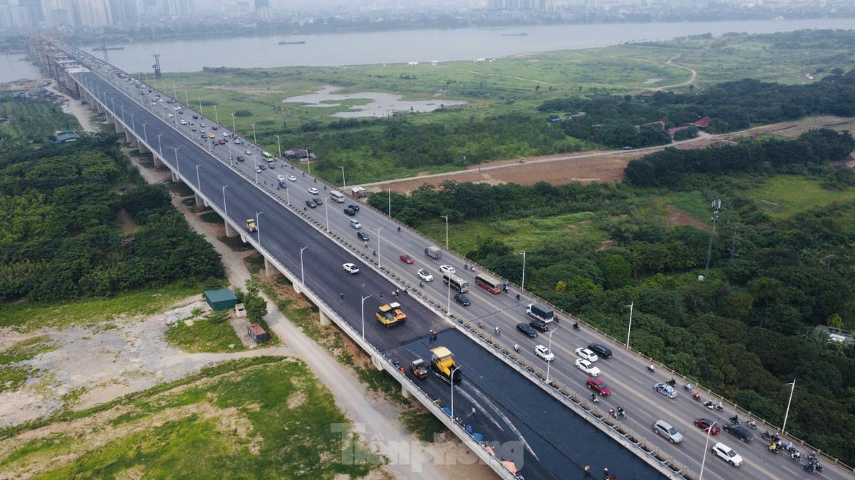 Cầu Vĩnh Tuy giai đoạn 2 là dự án giao thông trọng điểm kết nối 2 bờ sông Hồng thuộc quận Hai Bà Trưng và Long Biên của Thủ đô.