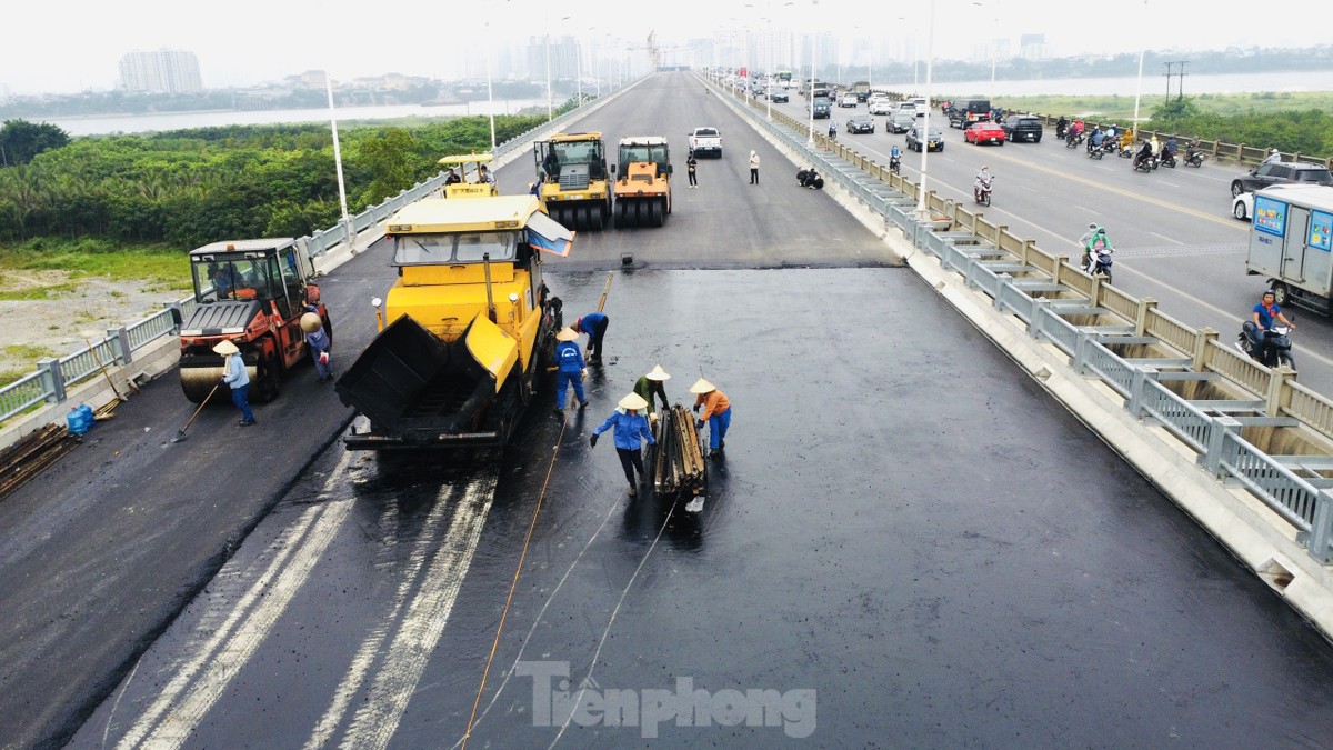 Trao đổi với PV báo Tiền Phong, ông Phạm Sỹ Lịch Chỉ huy trưởng công trường Gói thầu số 2, Dự án cầu Vĩnh Tuy giai đoạn 2 cho biết: "Dự án đã hợp long được 5/8 mối (mang ký hiệu là KN1, KN2, KN3, KN7 và KN8), dự kiến hoàn thành thảm nhựa hết gói thầu số 2 trong tuần này".