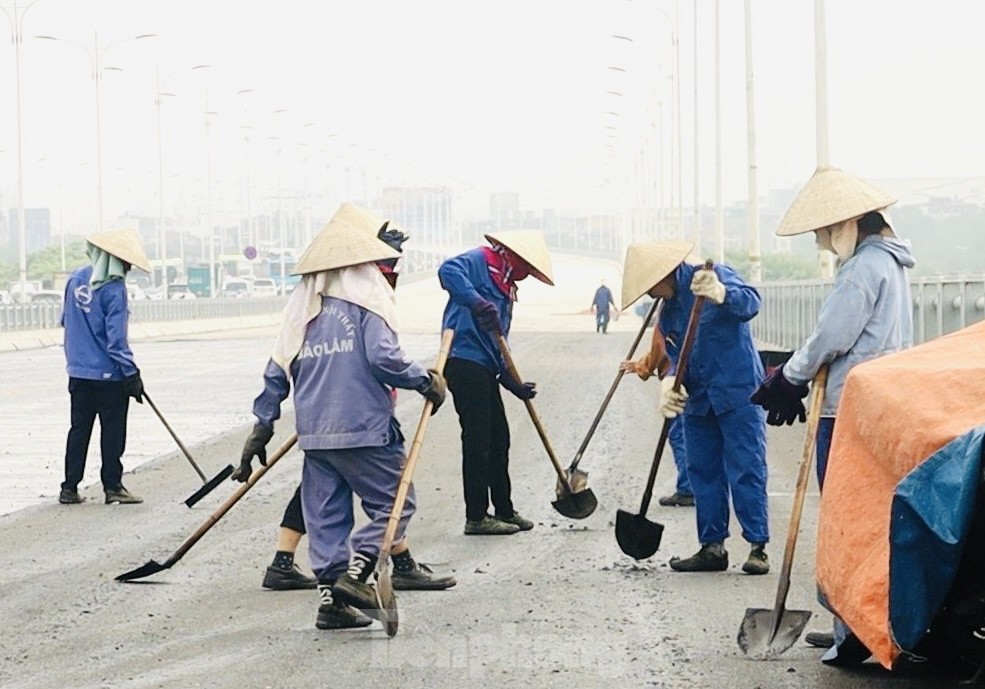 Hiện tại trên công trường của dự án cầu Vĩnh Tuy giai đoạn 2, mỗi ngày có hàng trăm công nhân liên danh nhà thầu cùng nhiều máy móc, thiết bị đang tất bật thi công trên công trường để đảm bảo thời gian hoàn thành dự án theo đúng tiến độ đã đề ra.