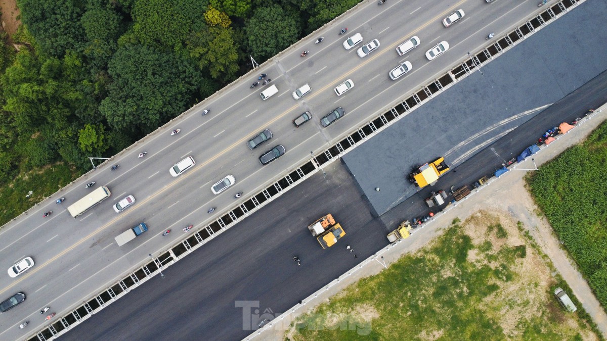 Cầu Vĩnh Tuy giai đoạn 2 có tổng chiều dài và đường dẫn hơn 3,4 km, mặt cắt ngang cầu là 19,25 m (4 làn xe), chiều cao tĩnh không là 11 m.công nhân vẫn nỗ lực vượt khó, gấp rút, miệt mài thi công cầu Vĩnh Tuy 2 để hoàn thành kịp tiến độ của dự án.