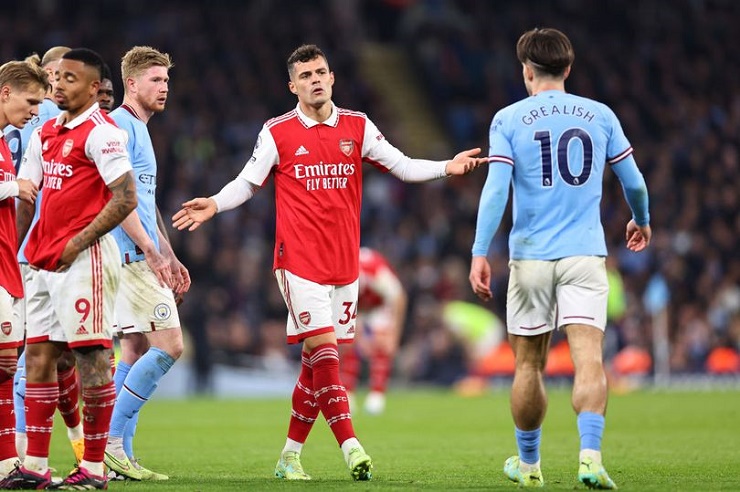 Arsenal sẽ tự dâng chức vô địch Ngoại hạng Anh cho Man City?