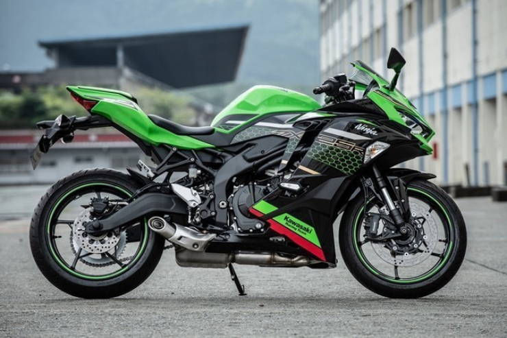 2.&nbsp;Kawasaki Ninja ZX-25R được ví như 'tiểu quỷ', với thiết kế theo phong cách xe thể thao, trang bị động cơ 4 xi lanh thẳng hàng, cho công suất tối đa 43,5 mã lực.&nbsp;