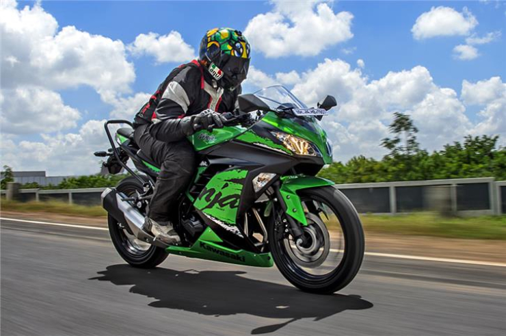 8. Kawasaki Ninja 300 là dòng mô tô vận hành thoải mái cho việc đi lại hằng ngày, có phong cách thể thao. Mẫu xe được trang bị động cơ 296cc, đạt hiệu suất linh hoạt.&nbsp;