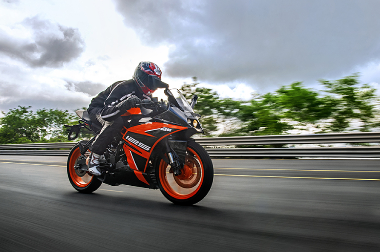 9. KTM RC 125 có phong cách sắc nét, vị trí ngồi lái thoải mái, khung gầm mới nhẹ hơn. Mẫu xe này được đánh giá là một trong những ấn phẩm lý tưởng cho dân tập chơi mô tô khi vận hành trên đường phố cũng như các cung đường đua.&nbsp;